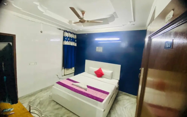 Goroomgo White Elephant Inn Noida