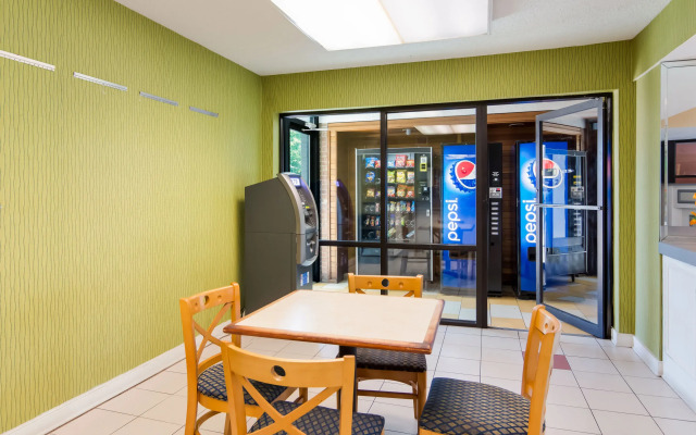 Rodeway Inn At Fort Lee