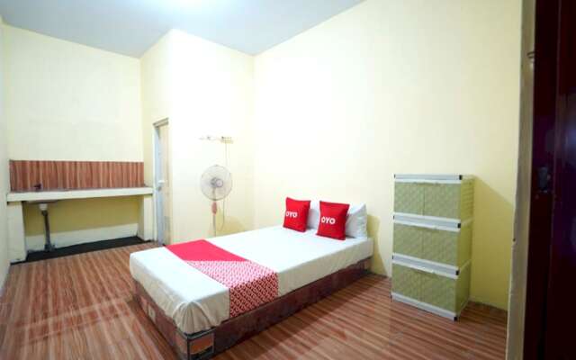 OYO Life 92920 Rumah Kost Azca