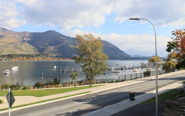 Lakeshore Springs Apartments