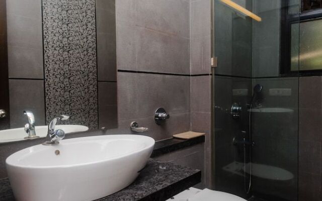 Capital O 40728 Bollywood Design Hotel