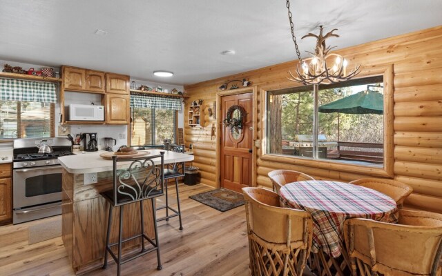 The Hideaway - Enchanting Custom Log-style Home Nestled High In The Pines! Great Room Features! 2 Bedroom Cabin