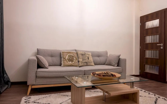 Design 1bdr Apartment in Top Center - Free Parking