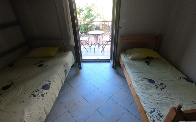 Arabas —  Hostel