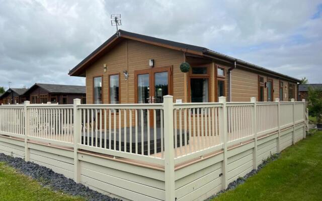 Kingfisher Lodge with Hot Tub