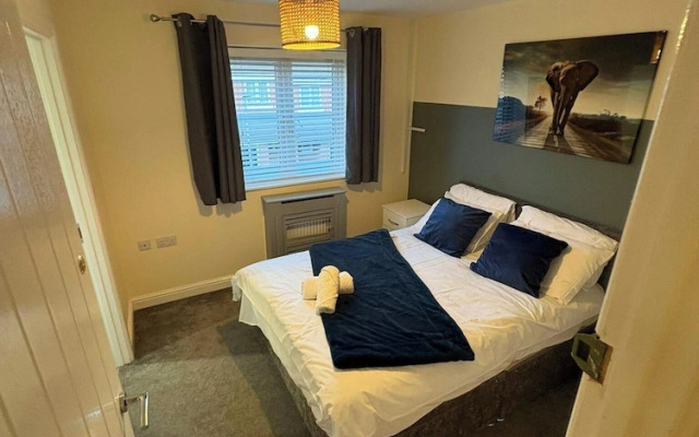 Spacious 3-bed House - Sleeps 8, Garden & Parking