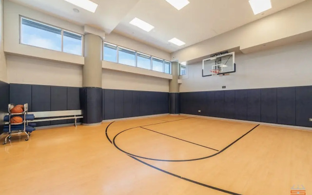 West Loop Luxe 2BR Balcony Skyline Views