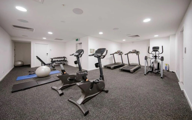 Broadbeach 2 Bedroom FREE WIFI, Netflix & Parking