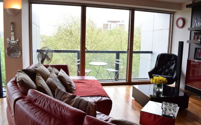 2 Bed Flat in Shoreditch With Balcony