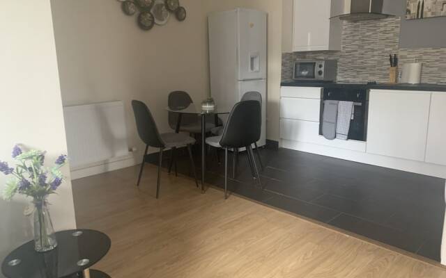 Absolute Stay in Sherwood-free Parking-east Midlands Airport-contractors-family