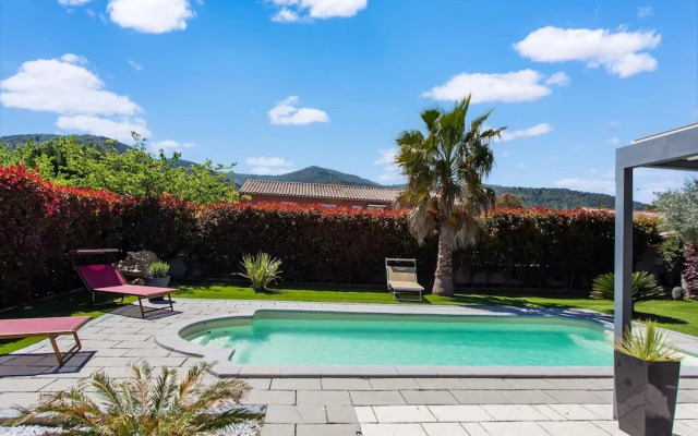 Beautiful Holiday Home With Swimming Pool