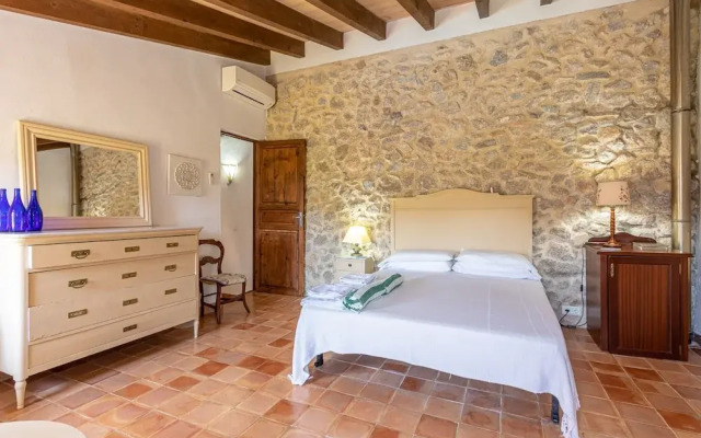 Traditional Charm With Private Pool