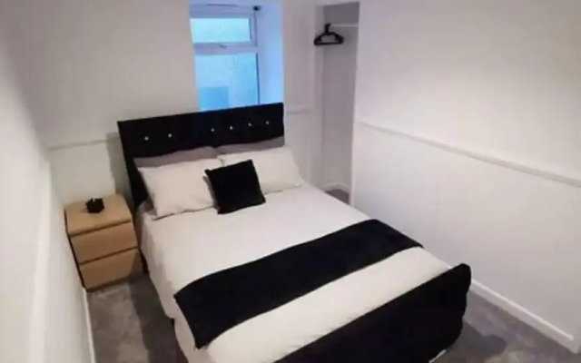 Charming 2-bed House in Swansea