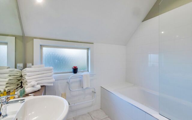 Castor Bay Home near Albany Sleeps 9