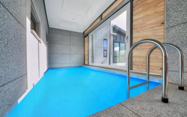 Sokcho Lasso Pool Villa Pension