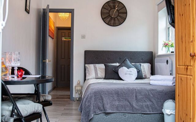 Private Hot Tub, Sauna, Ice Bath Gym Apartment