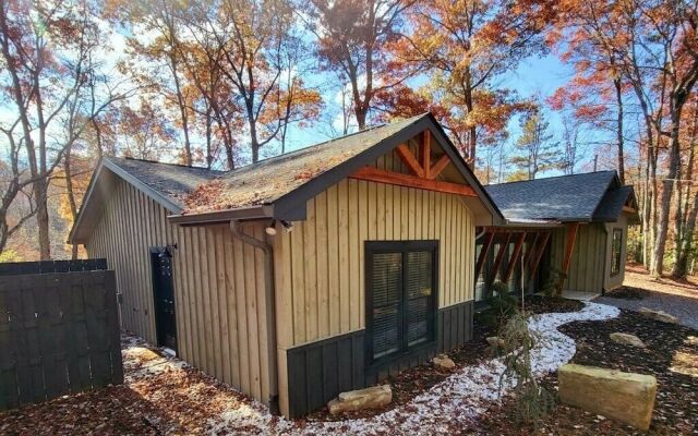 Bigfoots Retreat 2 Bedroom Chalet by RedAwning