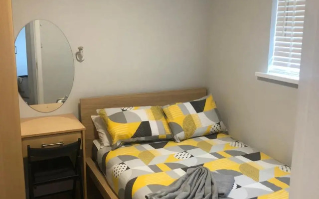 Cheerful 4 bedroom town house with bbq,
