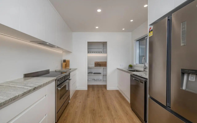 Waterfront Beach House - Paihia Holiday Home