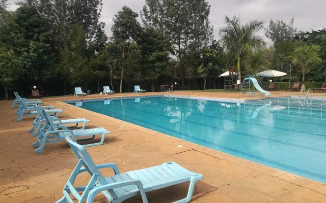 Trotters Hotel - Kenol