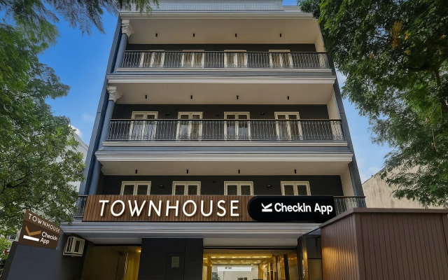 Super Townhouse Oak Udyog Vihar