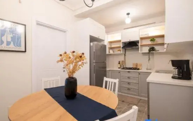 Fully Renovated 2BR Flat in Center of Moda