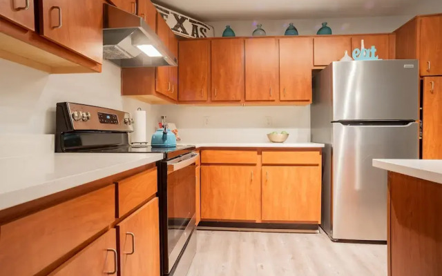 Upstay - Condo With Pool-gym-games-bbq - Walk to Uoft