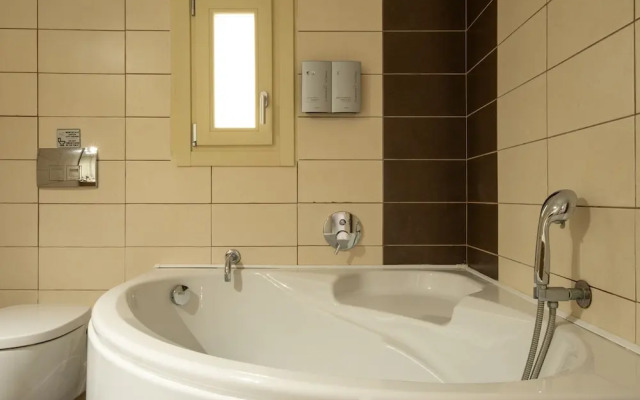 White Orchid Cave House & Studio