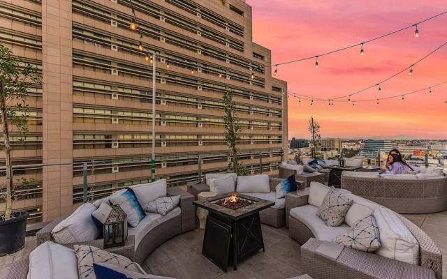 Stylish 2br/2ba At HWH by Oneluxstay