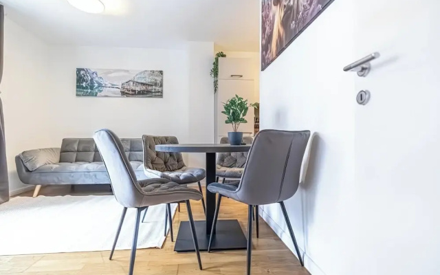 9 Min to City Center 1BR 1LR Balcony