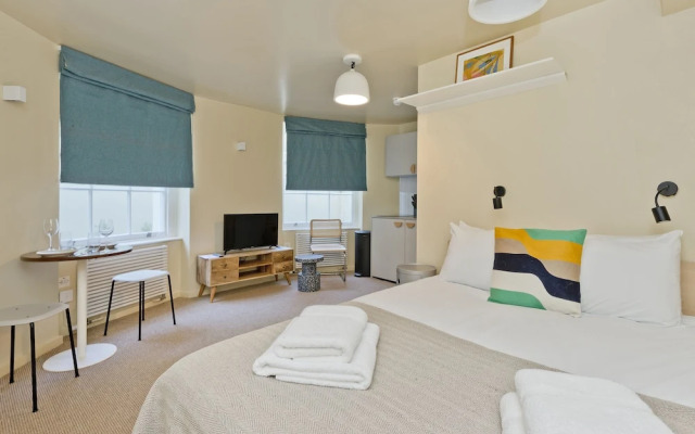 Bijou Lower Ground Studio in Primrose Hill Terrace