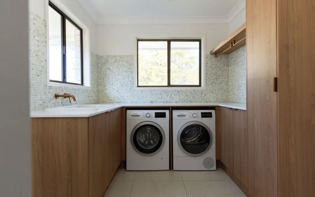 Tugun Retreat - 5BRM Home with Pool