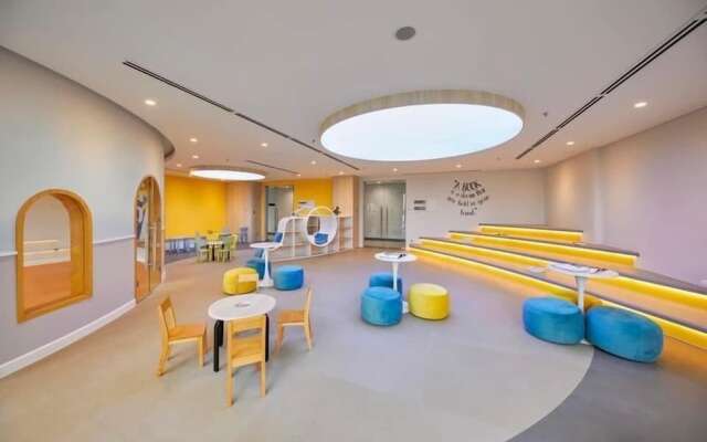 Midtown The Peak Apartment by VnHouse