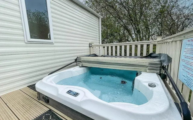 Caravansleeps6-hottub-garden-waterwonderland