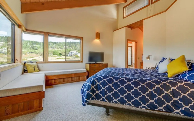 Take in the Pacific Fantasea w/ Hot Tub!