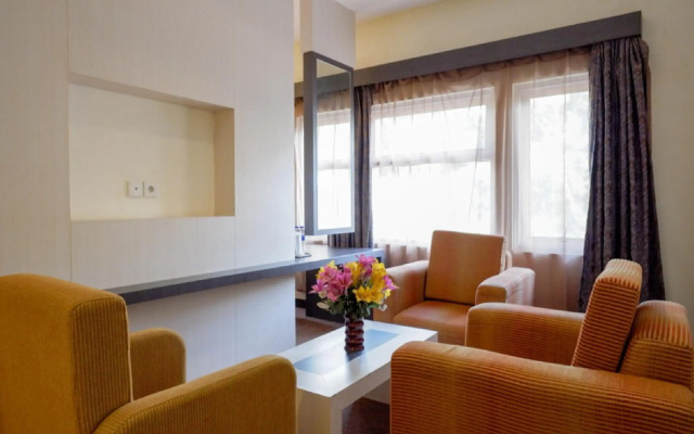 RedDoorz Plus near Hotel Benua Kendari