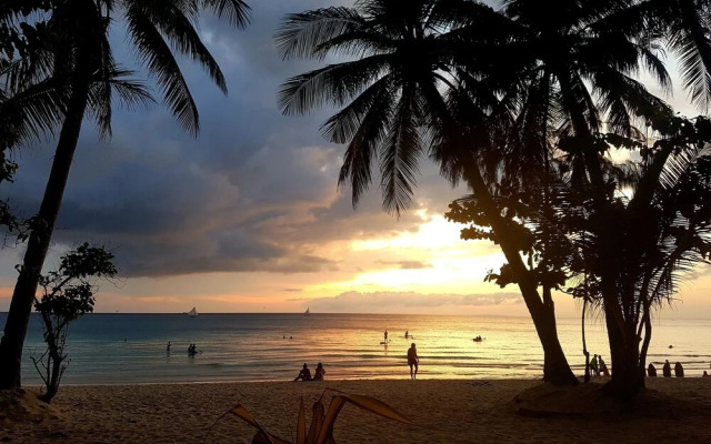 Penthouse 8 Colors Beach House Resort by Cocotel