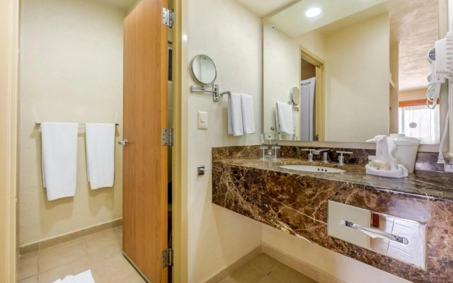 Comfort Inn Puerto Vallarta Golfside & Marina