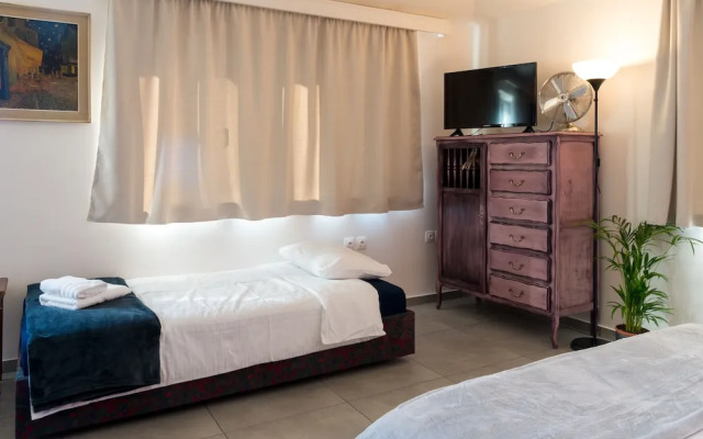 CHROMA Lodge Pikermi