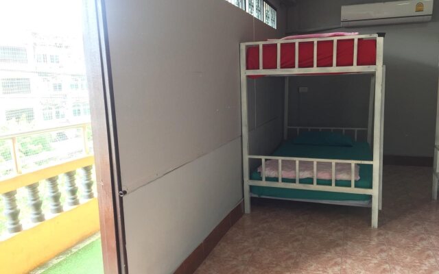 Empo Hostel at 30 Onnut