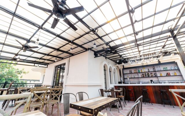 Tambayan Capsule Hostel & Bar