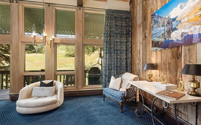 3 BR Penthouse w Hot-tub -mountain Views