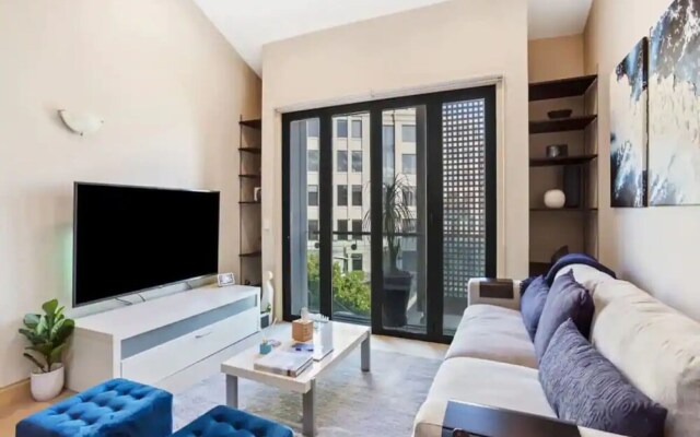 Viaduct Duplex - Free Parking, Best Location!