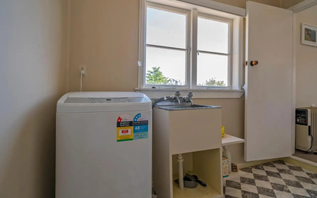 Sun Seeker Bach - Ferry Landing Holiday Home
