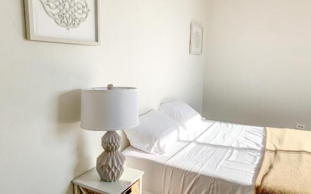 Beautiful 3 BDR 2,5 Bath- Steps from Beach w/PKG