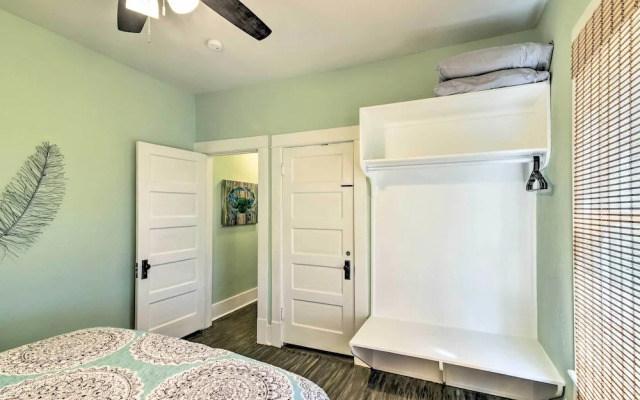 2 Mi to Beach & Seawall: Quaint Home in Galveston!