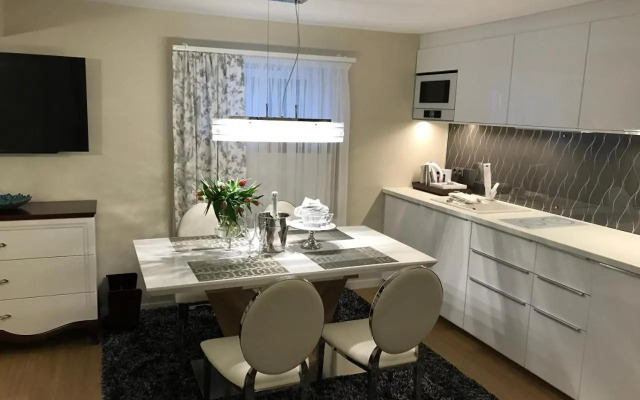 Apartament z prywatnym, krytym basenem
