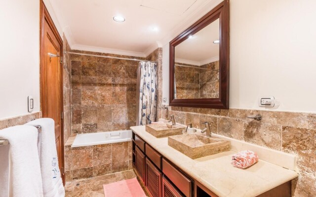 Classy Aquamarina Beachfront w Jacuzzi 6AB