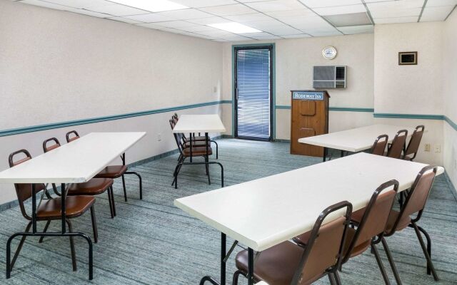 OYO Hotel Chapmanville Inn, WV - Hwy 119