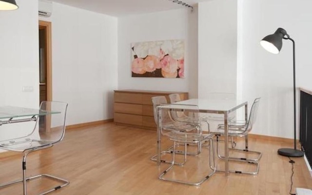 Spacious Apartment for Families Near Park Guell